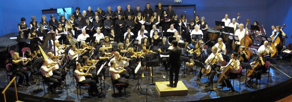 immagine di un concerto che rimanda a quelli che si tengono presso il Teatro Greco di Roma.